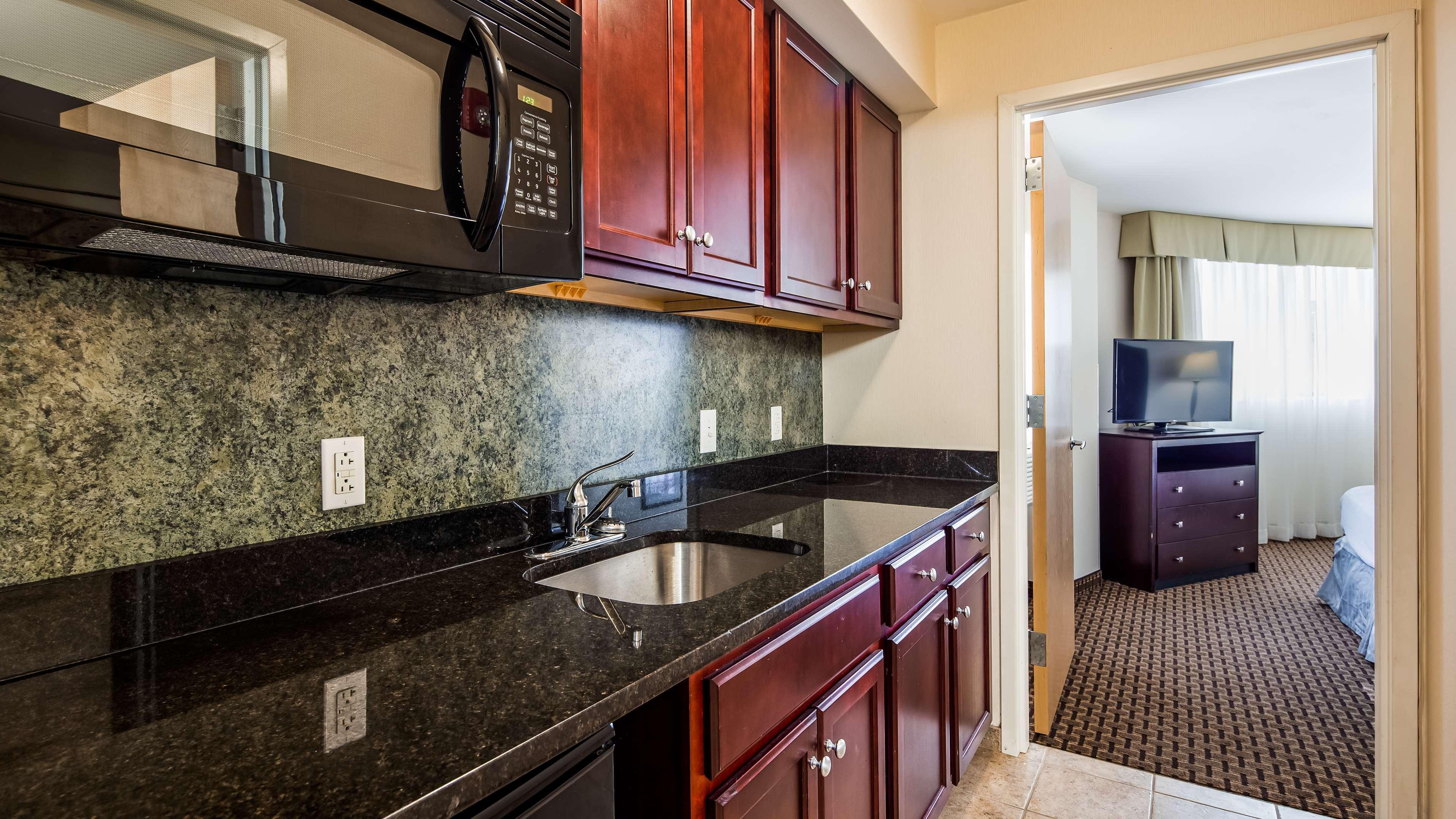 Best Western Plus Philadelphia Airport South - At Widener University Честър Екстериор снимка
