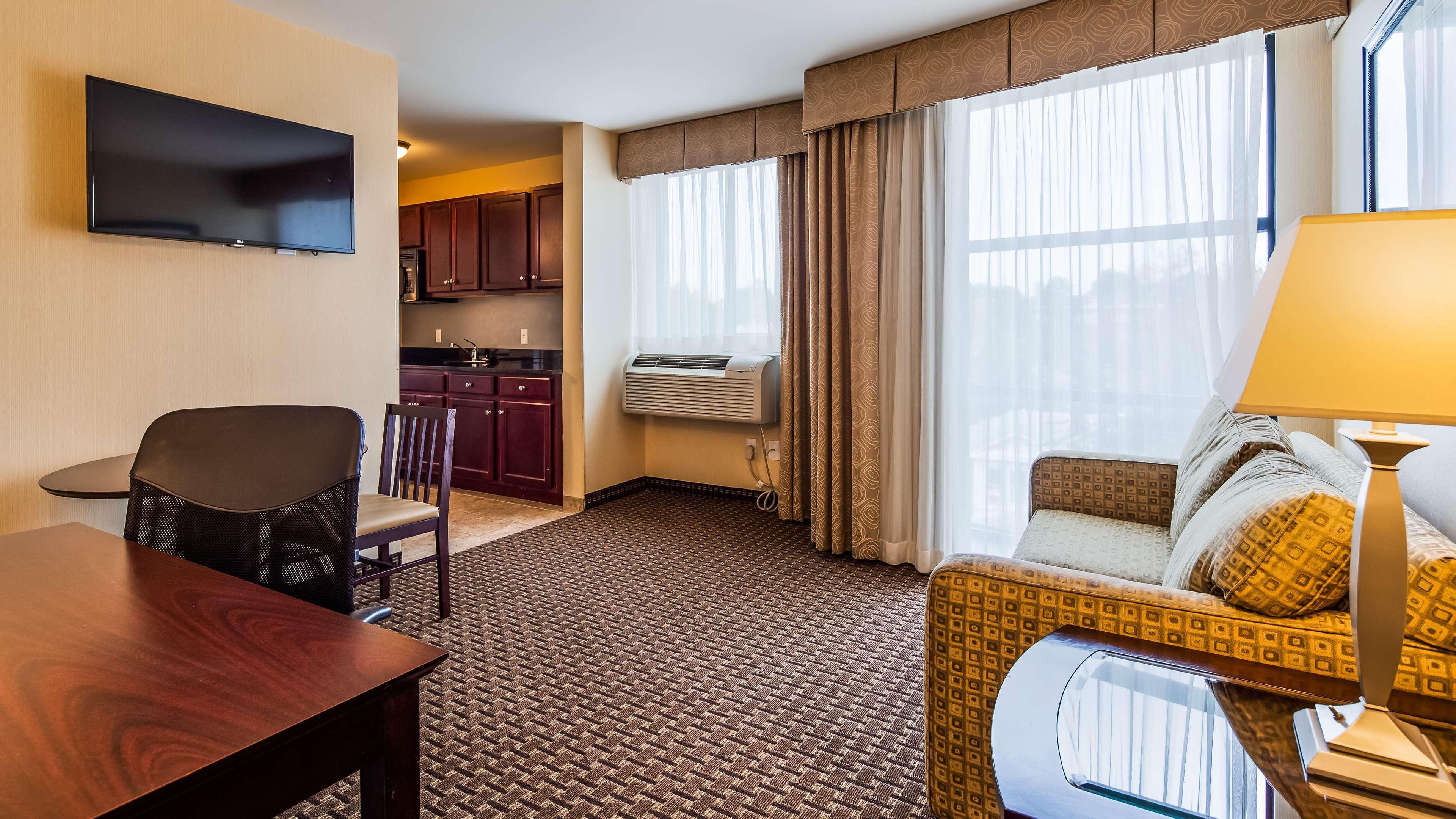 Best Western Plus Philadelphia Airport South - At Widener University Честър Екстериор снимка
