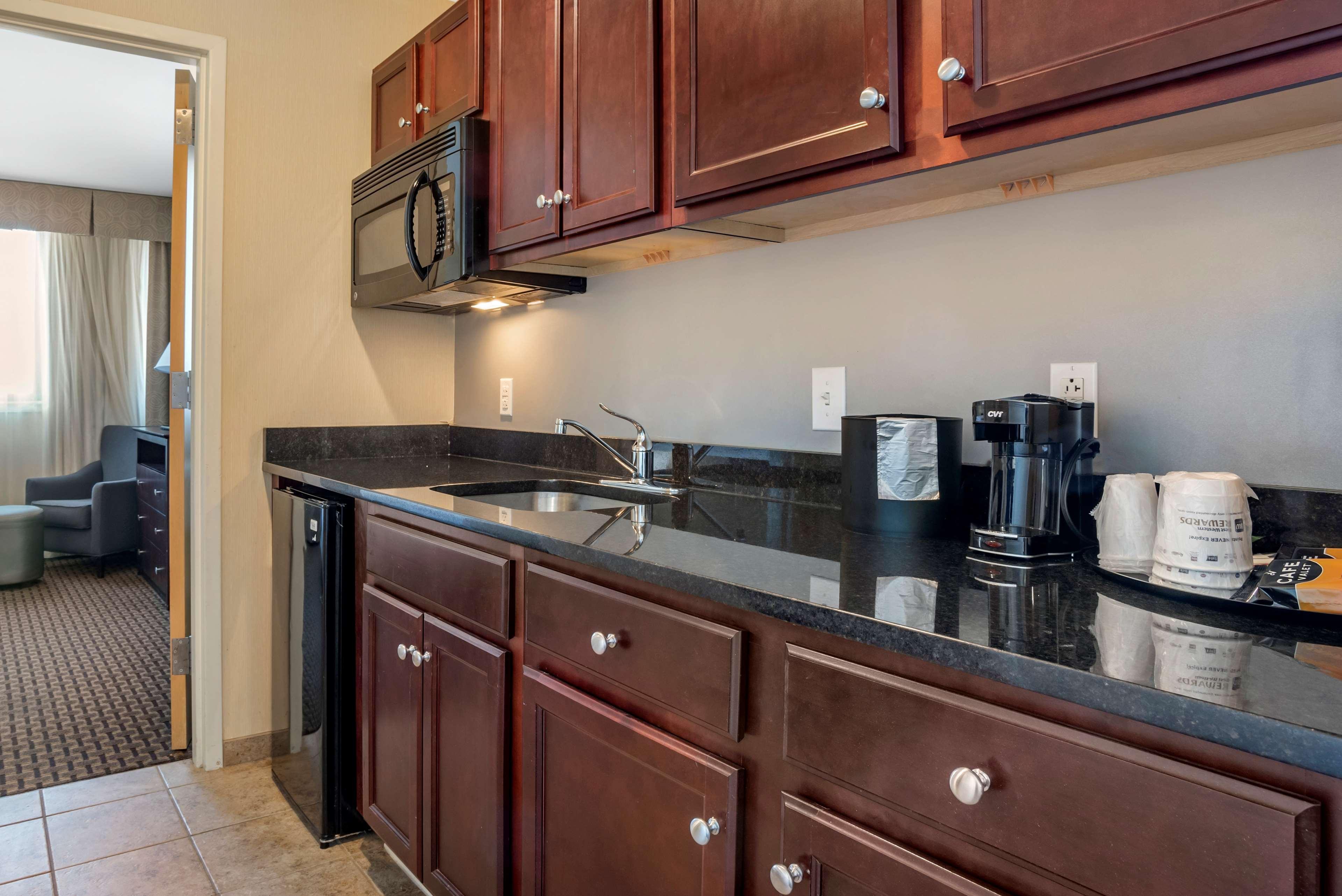 Best Western Plus Philadelphia Airport South - At Widener University Честър Екстериор снимка