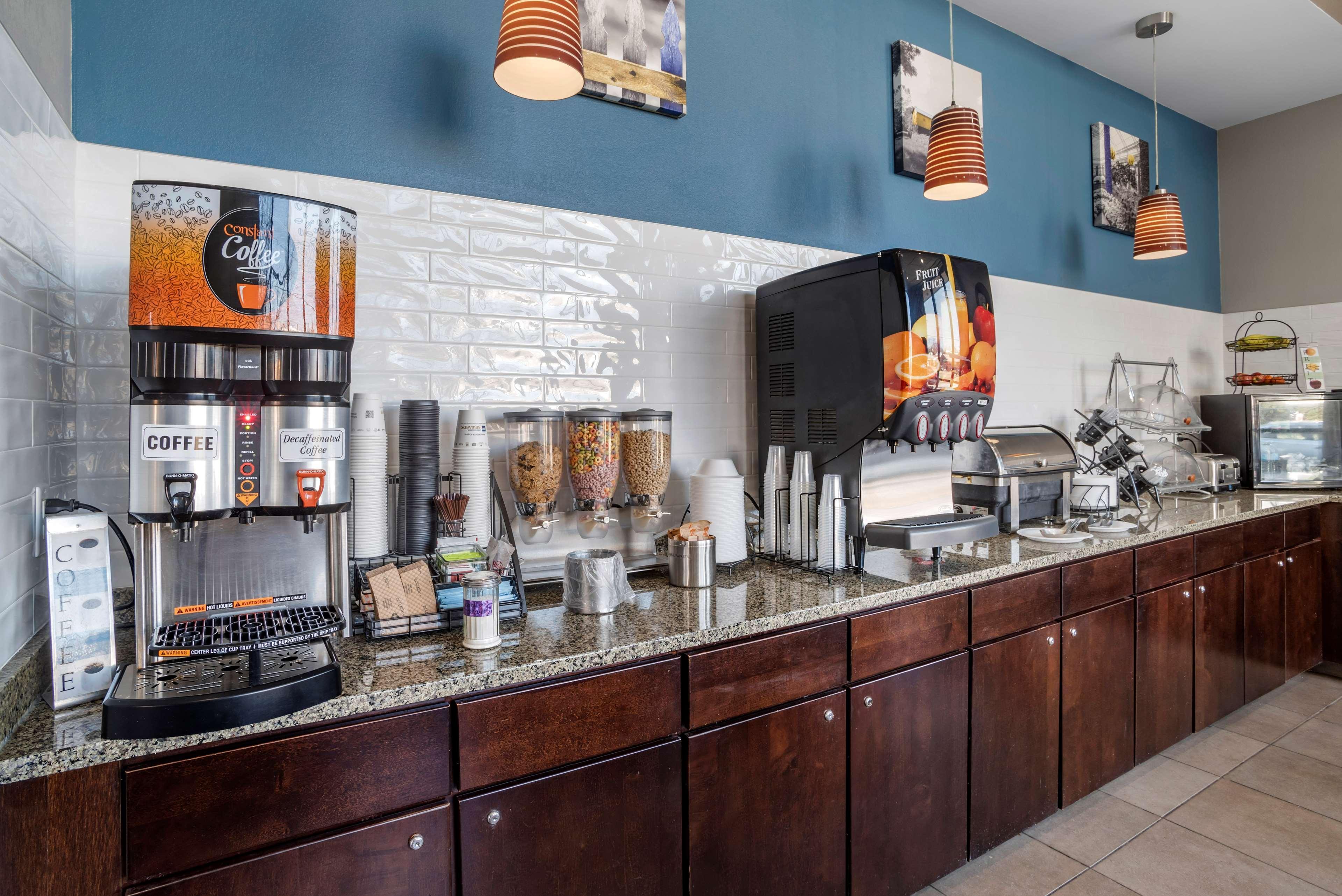 Best Western Plus Philadelphia Airport South - At Widener University Честър Екстериор снимка